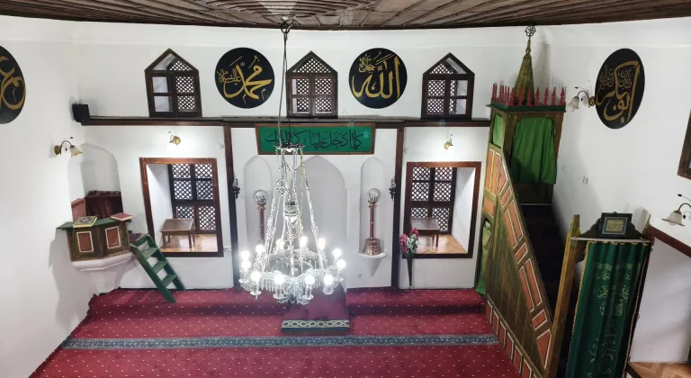 Safranbolu'da altından dere geçen tarihi cami dikkati çekiyor