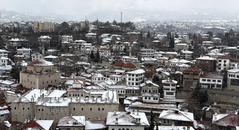 Safranbolu'nun tarihi yapıları beyaza büründü