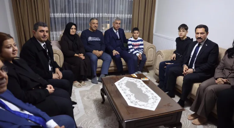 Sağlık Bakanı Memişoğlu, Hatay'da depremzede Gümüş ailesini ziyaret etti