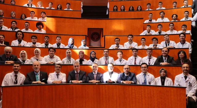 Sağlık Bakanı Memişoğlu Tıp Bayramı'nda hekim adaylarıyla buluştu