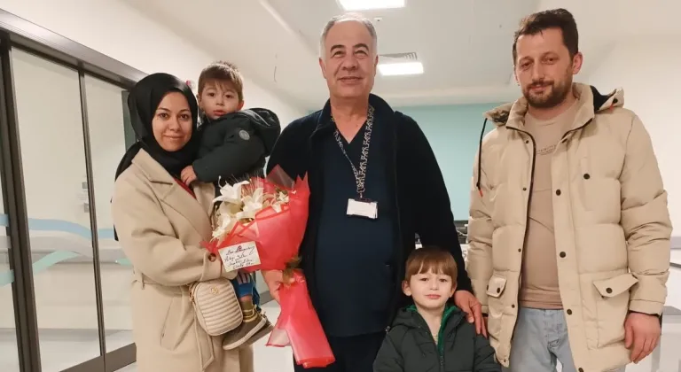 Sağlık personeli boğazına şeker takılan çocuğu Heimlich manevrasıyla kurtardı