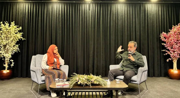 Şair ve yazar Ahmet Murat, "Edebiyat Durağı"nda okurlarıyla buluştu