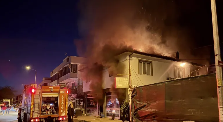 Sakarya'da 2 araç yandı, iş yerleri, depo ve evde hasar oluştu