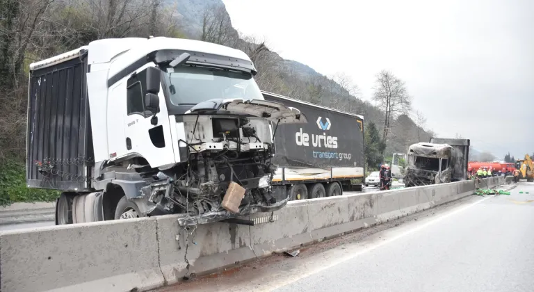 Sakarya'da 3 aracın karıştığı trafik kazasında 2 kişi yaralandı