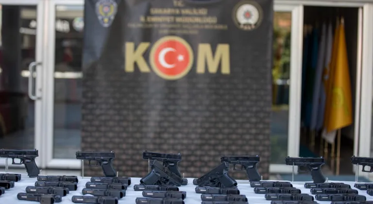 Sakarya'da bir otomobilde 100 ruhsatsız tabanca ele geçirildi