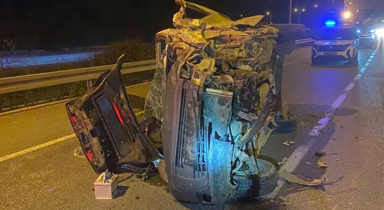 Sakarya'da devrilen hafif ticari aracın sürücüsü öldü