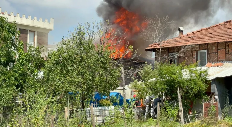 Sakarya'da iki katlı ahşap evde çıkan yangın söndürüldü