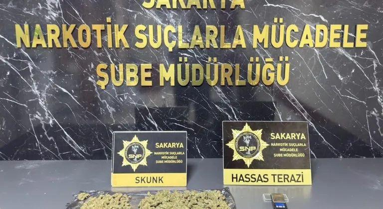 Sakarya'da konum atarak uyuşturucu satan 2 şüpheli suçüstü yakalandı