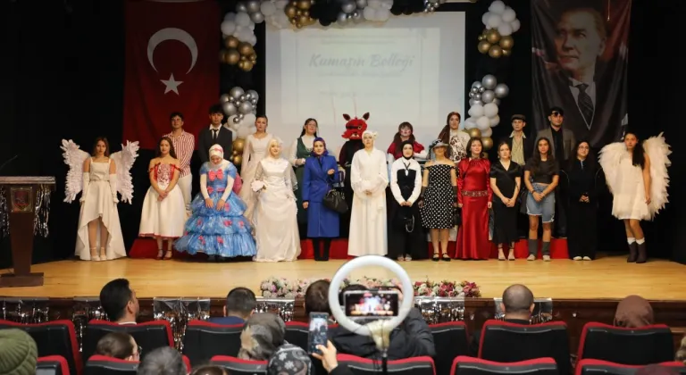 Sakarya'da lise öğrencileri atık malzemelerden hazırladıkları kıyafetleri sergiledi