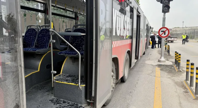 Sakarya'da metrobüs ile hafif ticari araç çarpıştı, 13 yolcu hafif yaralandı