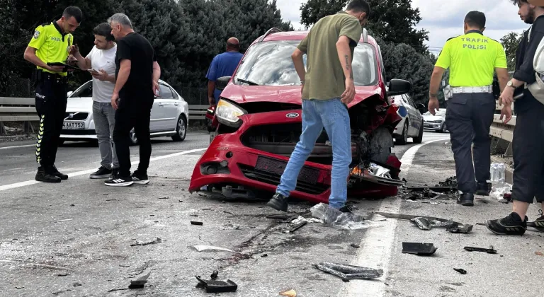 Sakarya'da otomobil ile hafif ticari aracın çarpıştığı kazada 2 kişi yaralandı