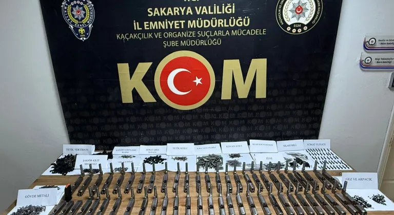 Sakarya'da otomobilde 1460 silah parçası ele geçirildi