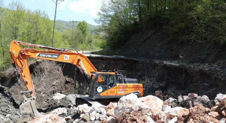 Sakarya'da sağanağın zarar verdiği yollar onarılıyor