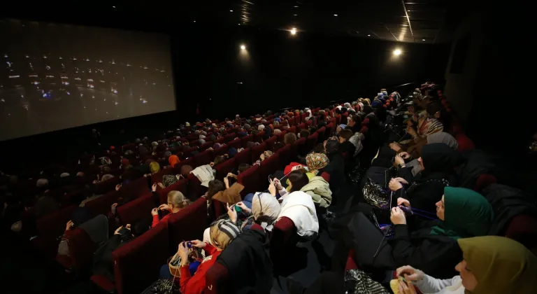 Sakarya'da sinemada buluşan kadınlar, film eşliğinde huzurevi sakinleri için örgü ördü