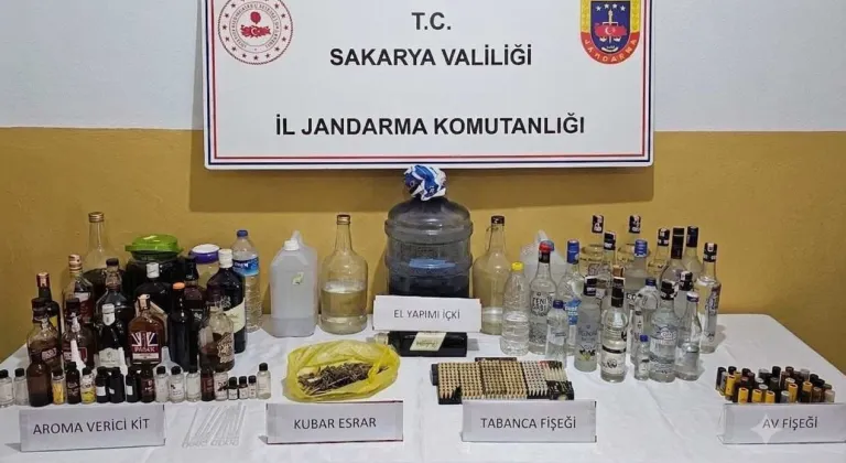 Sakarya'da uyuşturucu ve kaçakçılık operasyonlarında yakalanan 2 zanlı tutuklandı