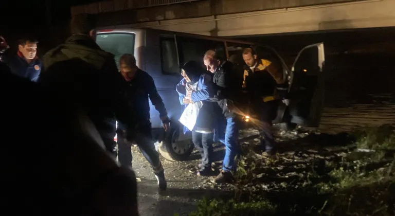 Sakarya'da yağış nedeniyle suyla dolan alt geçitte araç içerisinde mahsur kalan anne-oğul kurtarıldı