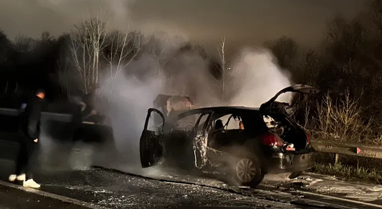 Sakarya'da yangın çıkan otomobil kullanılamaz hale geldi