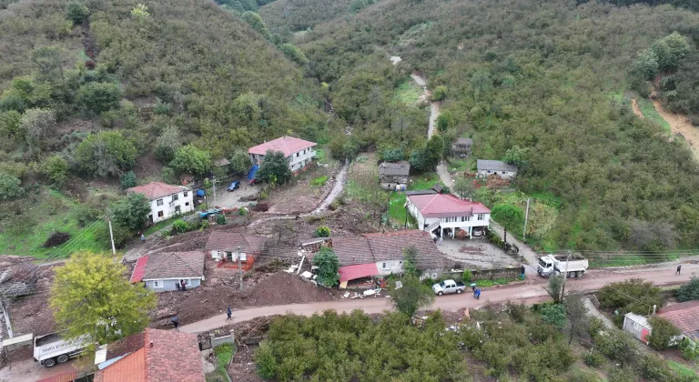 Sakarya'nın Karasu ilçesinde sağanağın ardından heyelanın olduğu mahalledeki evler hasar gördü