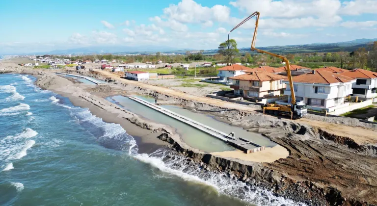 Sakarya'nın Karasu kıyısındaki erozyona sahil koruma duvarıyla önlem alınıyor