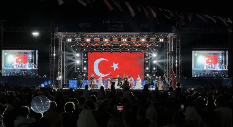 Samsun'da 36. Uluslararası Halk Oyunları Festivali devam ediyor