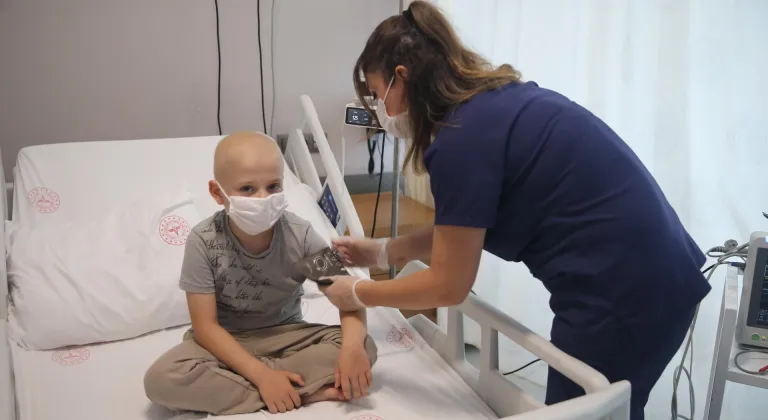 Samsun'da 7 yaşındaki çocuğun karnından yaklaşık 30 santimetrelik tümör küçültülerek çıkarıldı