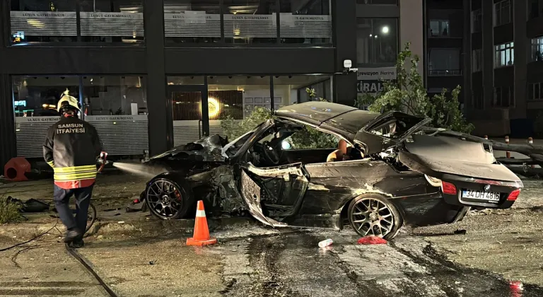 Samsun'da ağaca çarpan otomobilin sürücüsü yaralandı