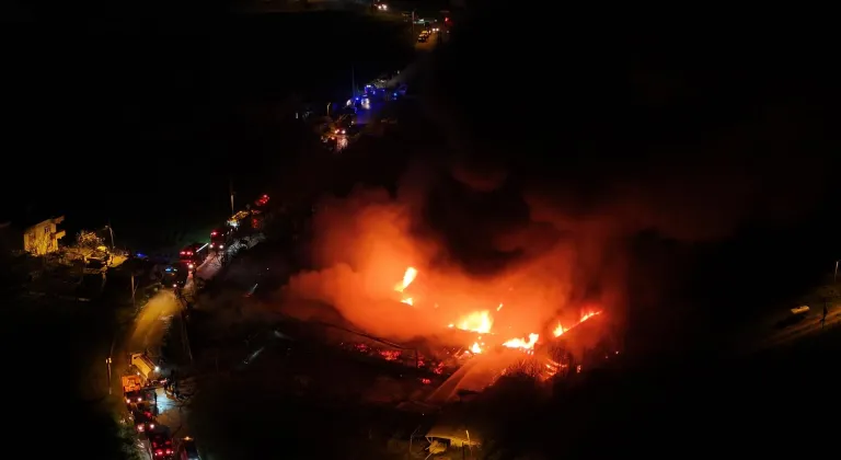 Samsun'da bir depoda çıkan yangına müdahale ediliyor