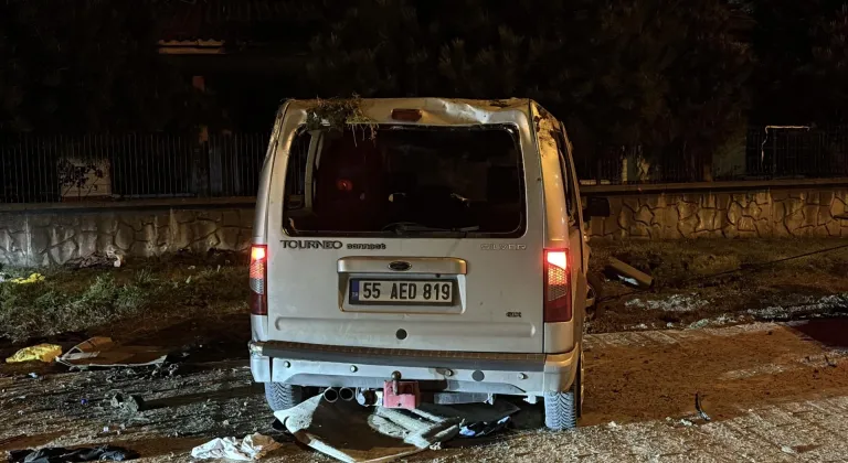 Samsun'da devrilen hafif ticari araçtaki 4 kişi yaralandı