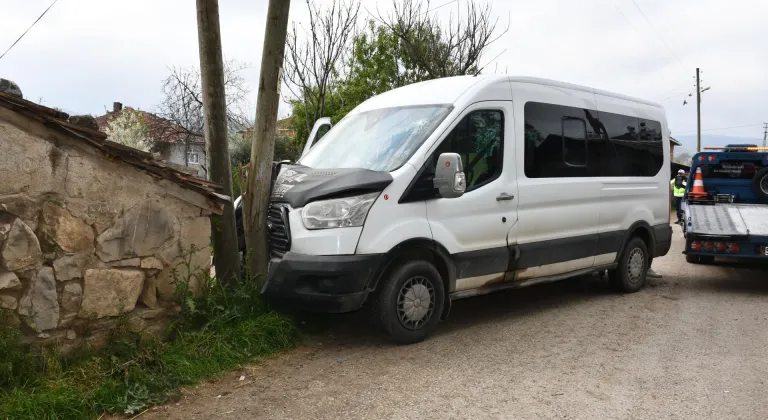 Samsun'da direğe çarpan servisteki 9'u öğrenci 10 kişi yaralandı