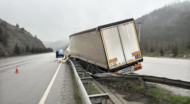 Samsun'da freni boşalan tır refüje çıktı