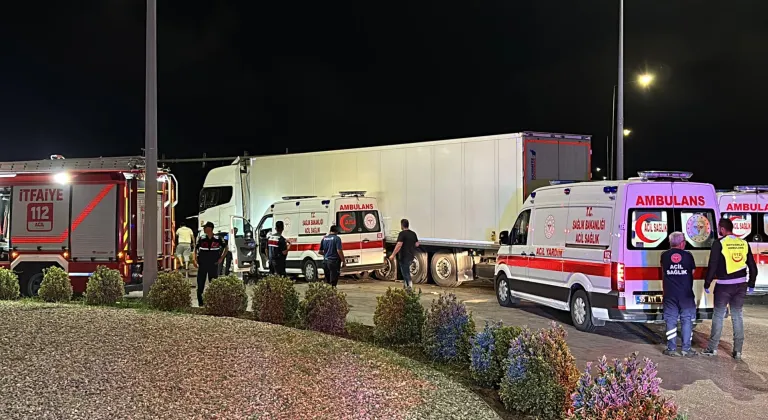 Samsun'da hasta taşıyan ambulans ile tırın çarpıştığı kazada 6 kişi yaralandı