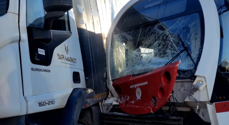 Samsun'da kamyonla tramvayın çarpıştığı kazada 3 kişi yaralandı