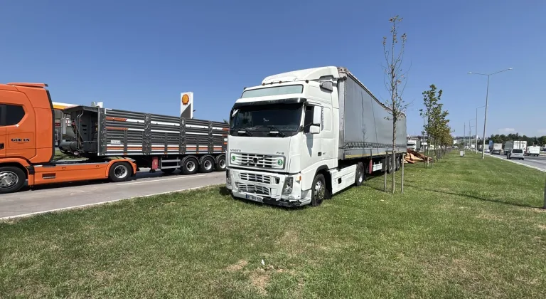 Samsun'da kazaya karışan tırdan yola saçılan keresteler ulaşımı aksattı