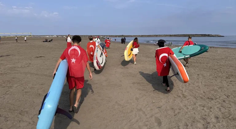 Samsun'da sporcular SUP tahtası üzerinde Türk bayraklarıyla Karadeniz'e açıldı