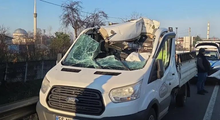 Samsun'da tıra çarpan kamyonetin sürücüsü öldü