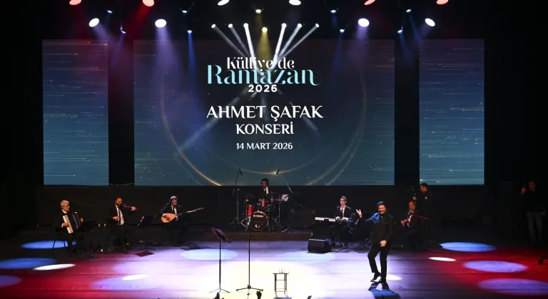 Sanatçı Ahmet Şafak, "Külliye'de Ramazan" etkinliklerinde konser verdi