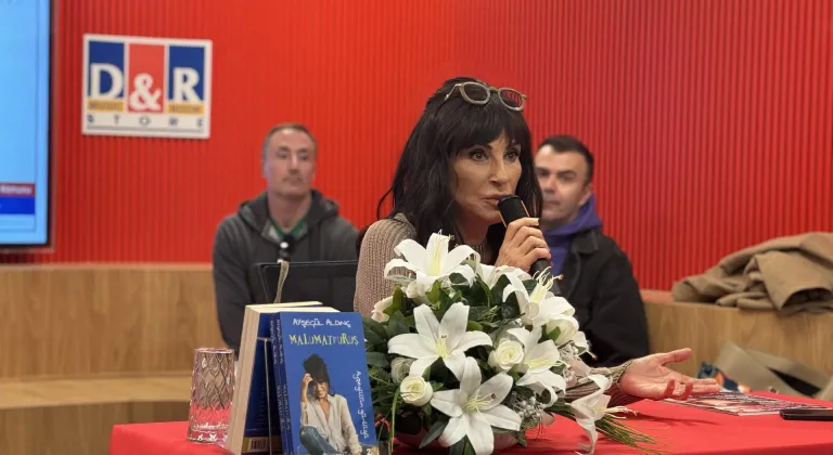 Sanatçı Ayşegül Aldinç, imza etkinliğinde okurlarıyla bir araya geldi