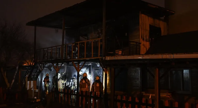 Sancaktepe'de gecekonduda çıkan yangın söndürüldü