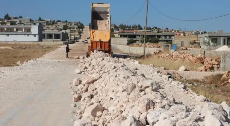 Şanlıurfa’da dört ilçeyi birbirine bağlayan yol sıcak asfaltla yenileniyor