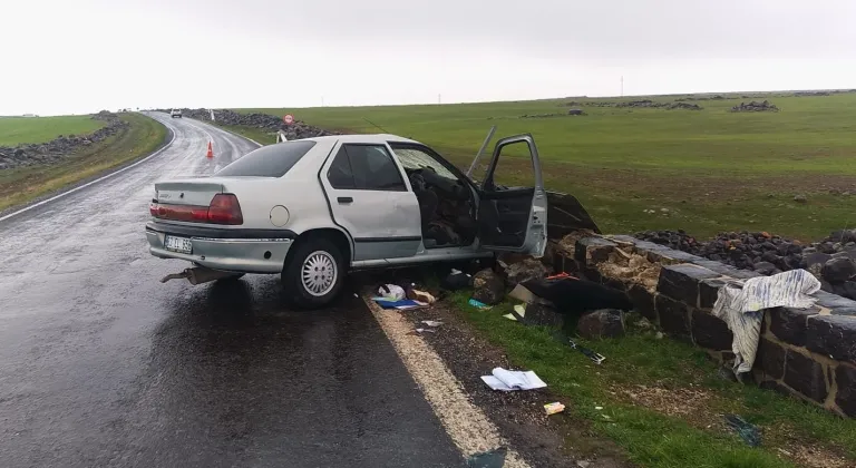 Şanlıurfa'da duvara çarpan otomobildeki 5 kişi yaralandı