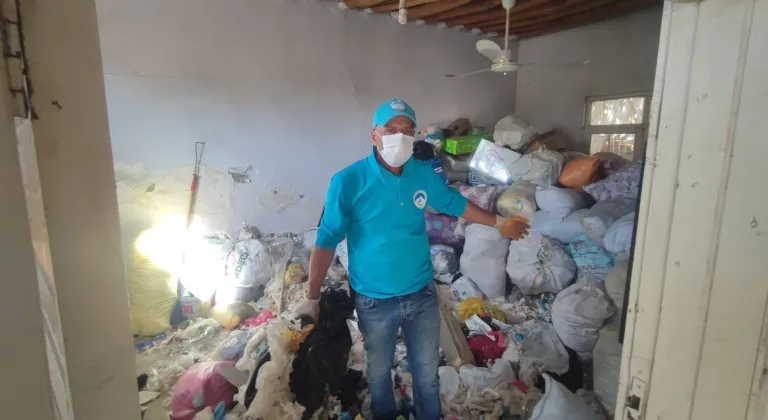 Şanlıurfa'da evden 8 kamyon çöp çıkarıldı
