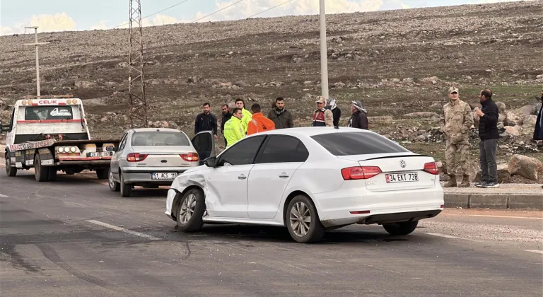 Şanlıurfa'da iki otomobilin çarpıştığı kazada 6 kişi yaralandı