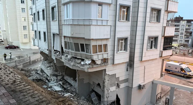 Şanlıurfa'da istinat duvarı yıkılan 5 katlı bina boşaltıldı