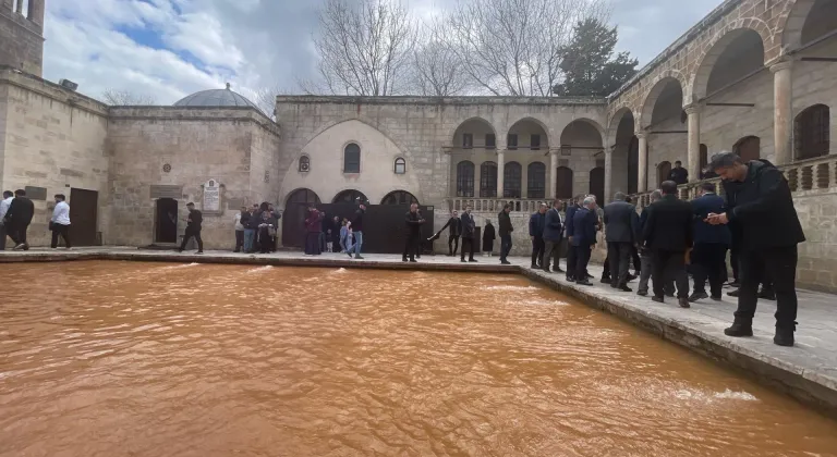 Şanlıurfa'da sağanak Balıklıgöl'ün suyunu bulandırdı