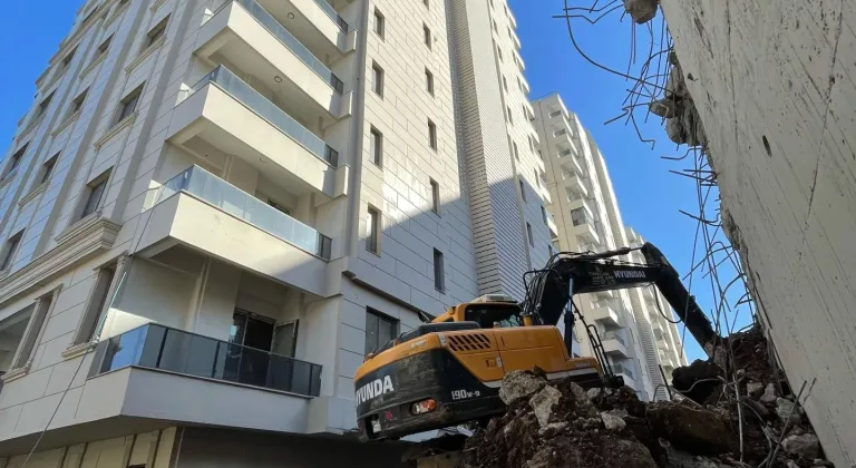 Şanlıurfa'da sitenin istinat duvarının çökmesi sonucu 4 dairede hasar oluştu