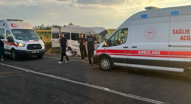 Şanlıurfa'da tahliye kanalına düşen minibüsteki 15 kişi yaralandı