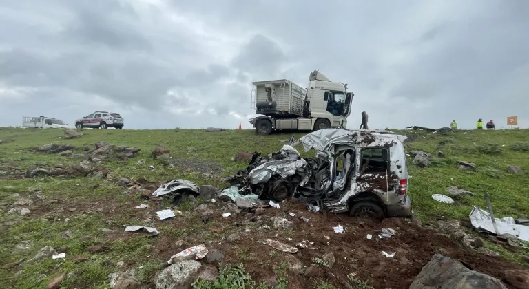 Şanlıurfa'da tır ile çarpışan hafif ticari araçtaki 2 kişi öldü