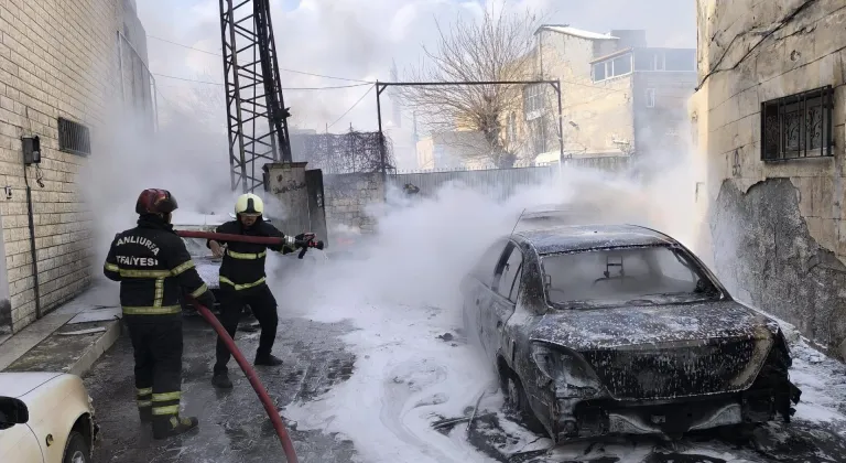 Şanlıurfa'da trafo yangınında 4 araç hasar gördü