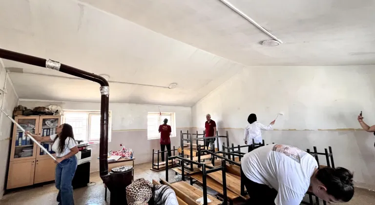 Şanlıurfa'da üniversite öğrencileri bir ilkokulun duvarlarını boyadı