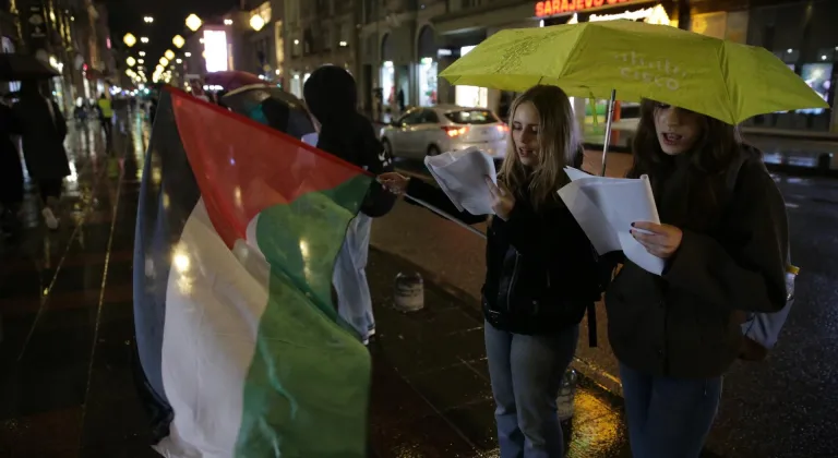 Saraybosna kuşatmasında evlatlarını kaybeden aileler, Gazze'de öldürülen çocukları andı